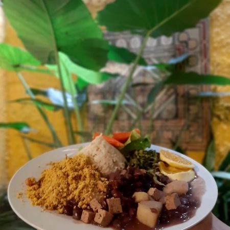 Almoço Expandido na Comuna com feijoada vegana completa!